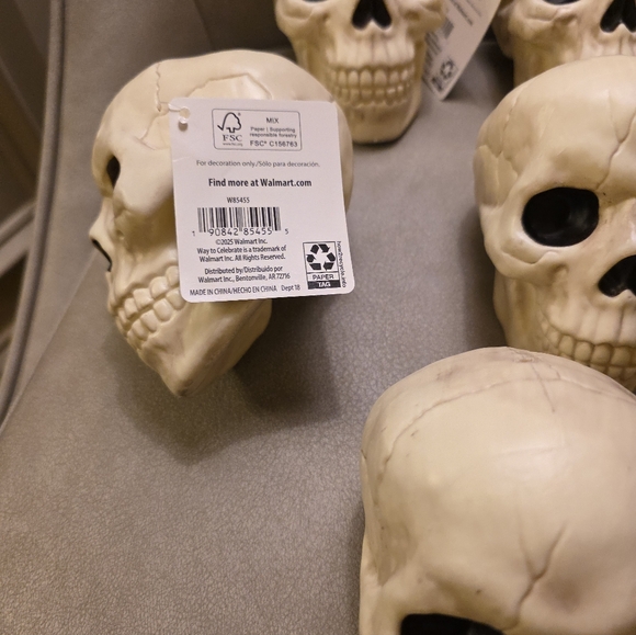 Way To Celebrate Set of Six Plastic Skull Decor Pieces Walmart 2025 Halloween - Picture 2 of 11